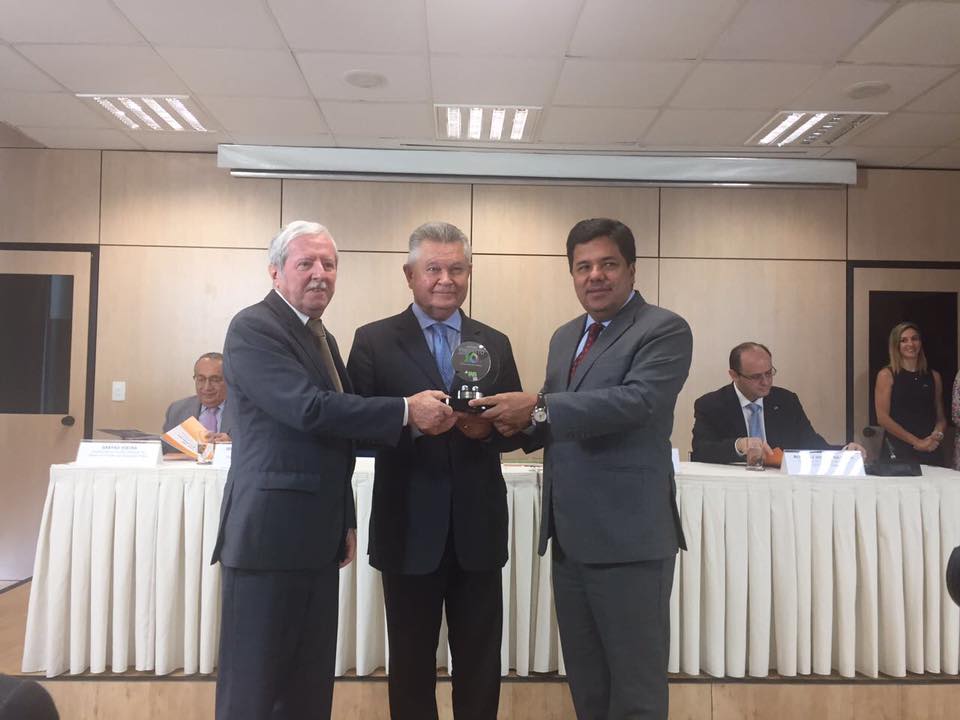 Read more about the article Prefeito de Joinville recebe premiação no Ministério da Educação