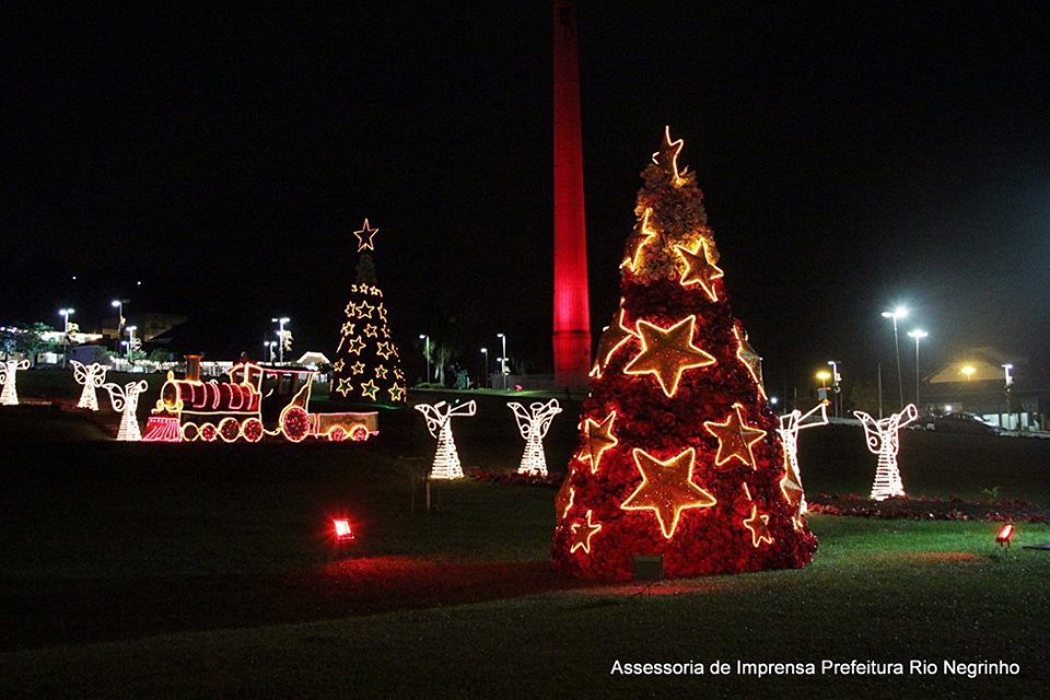 Read more about the article Natal de Rio Negrinho é incrementado com árvores dançantes