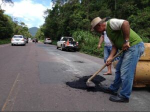 Read more about the article Prefeitura de Garuva, junto a iniciativa privada, realiza operação Tapa Buraco na SC-417