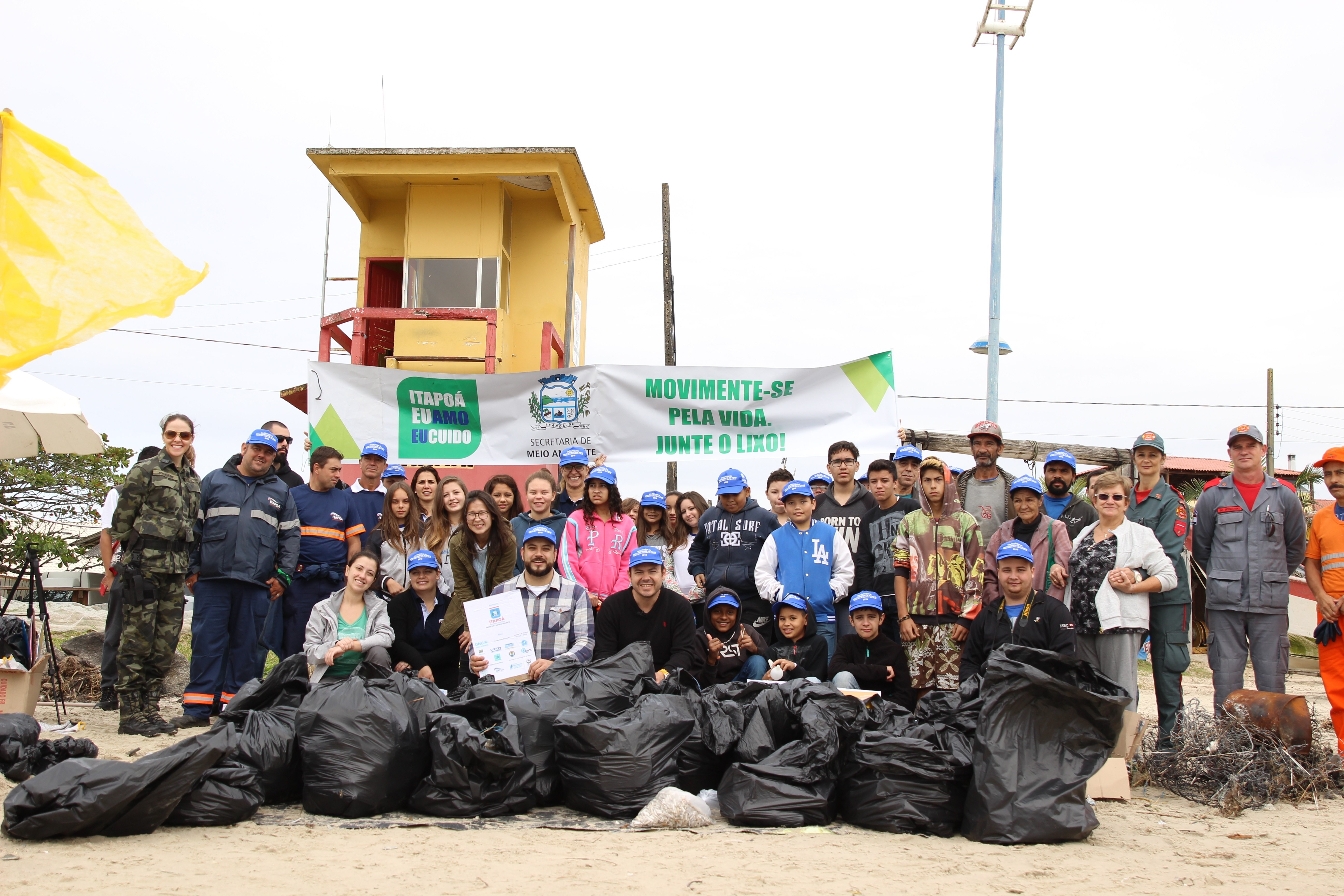 Read more about the article Prefeitura lidera mutirão de voluntários que retiram das praias itapoaenses cerca de 700 kilos de lixo